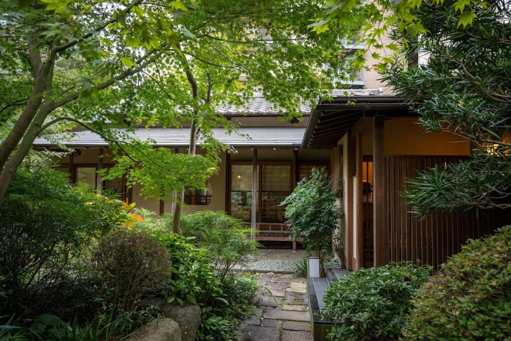 森に佇む客室（狩鞍庵）