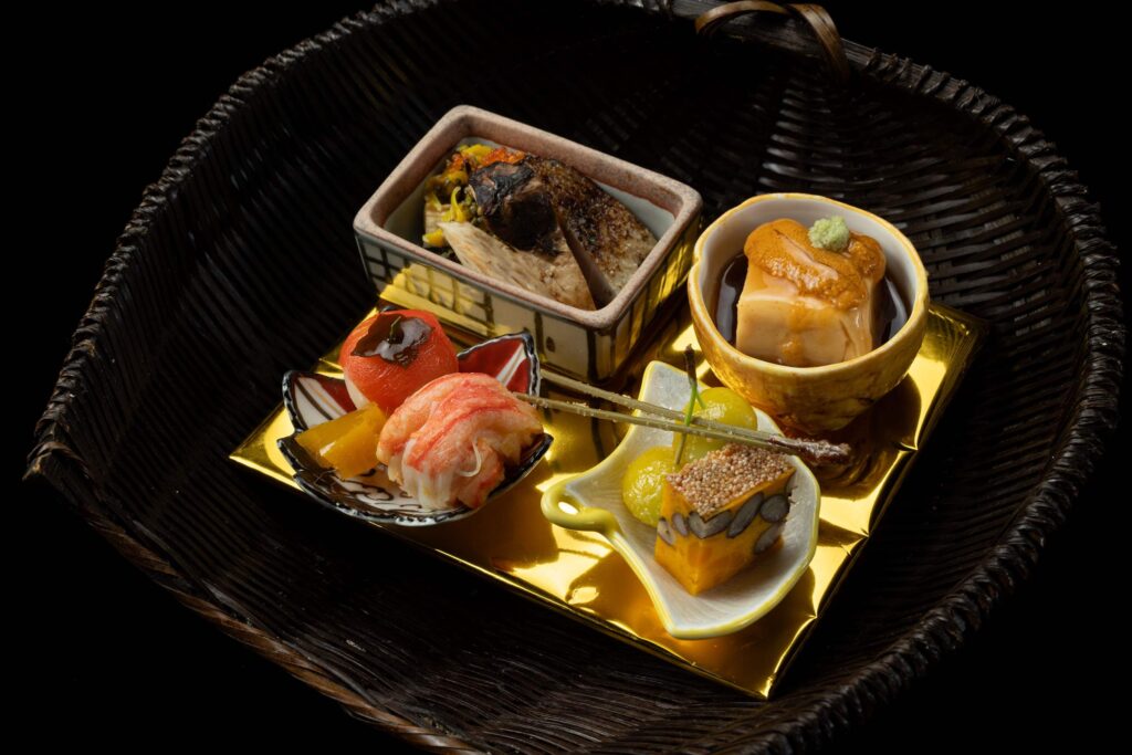 小鉢が並ぶ会席料理