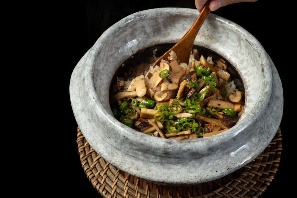 ご飯が隠れるほどの松茸を使った炊き込みご飯