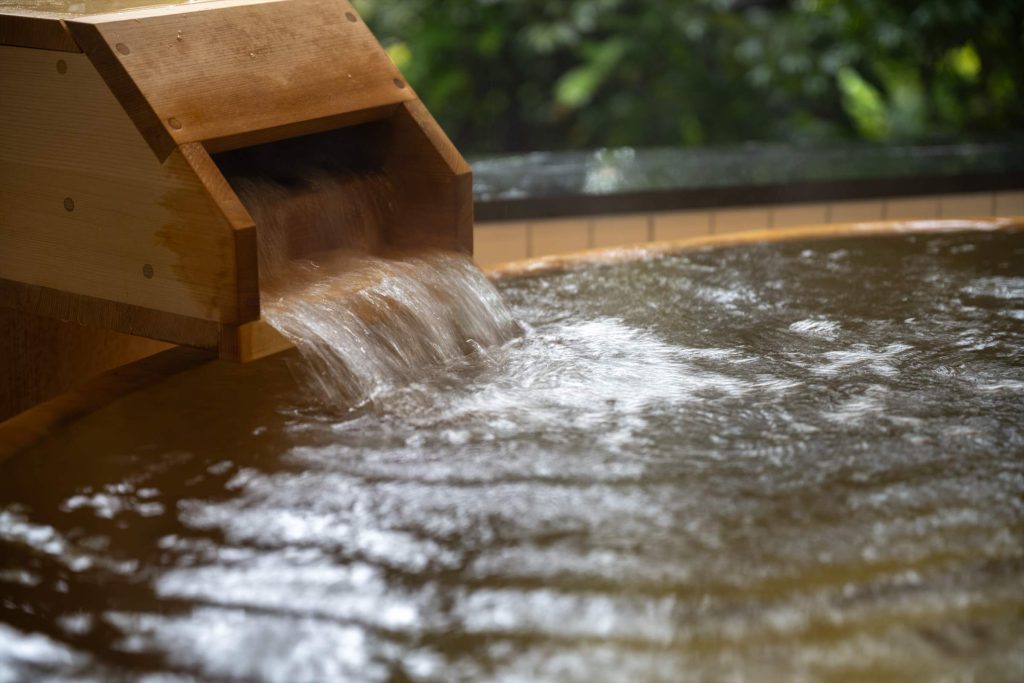 湯口からたっぷりとお湯が流れ出す