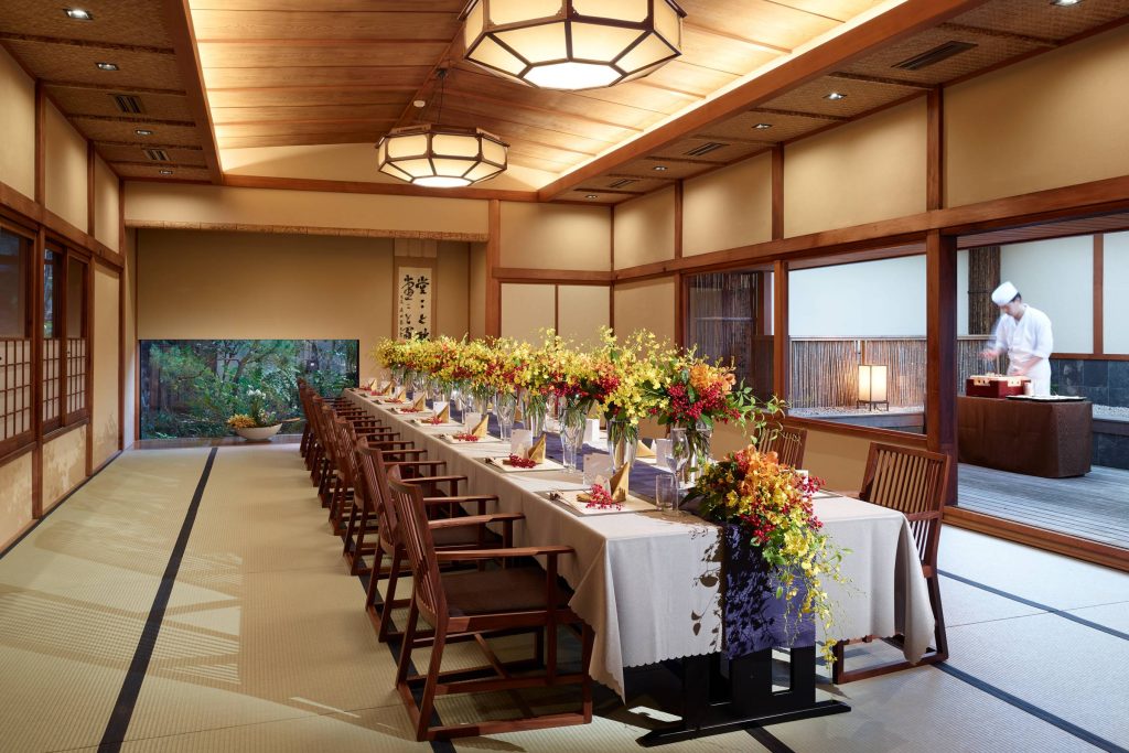 装花で華やかに彩られた会場