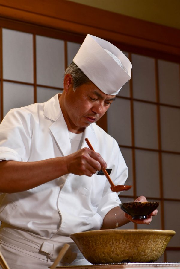 出汁をとる料理長