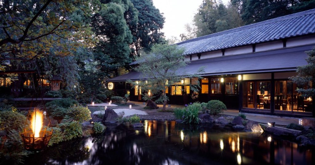 夕暮れ時の源氏館