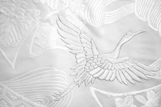 白無垢に舞う、鶴の吉祥文様