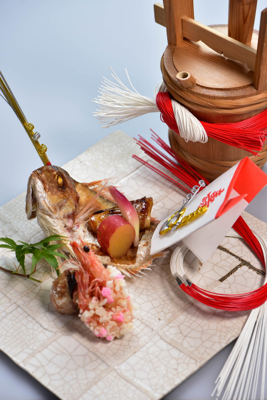 お祝いのあしらいを加えた料理