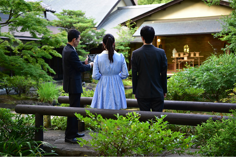 陣屋を見学するカップル