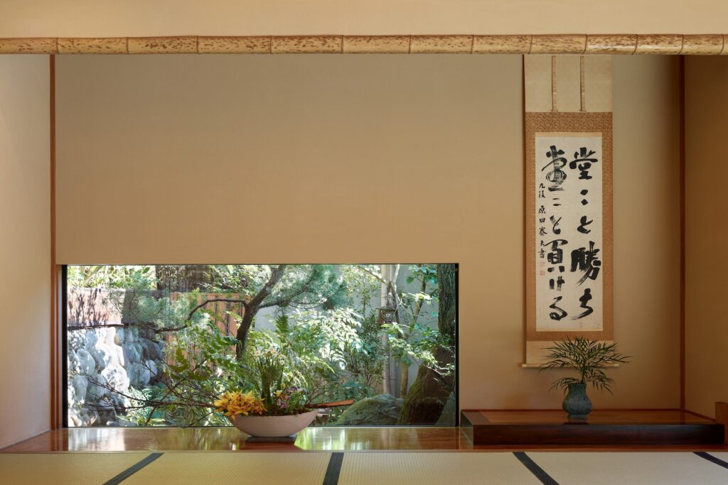 窓から見える緑と掛け軸