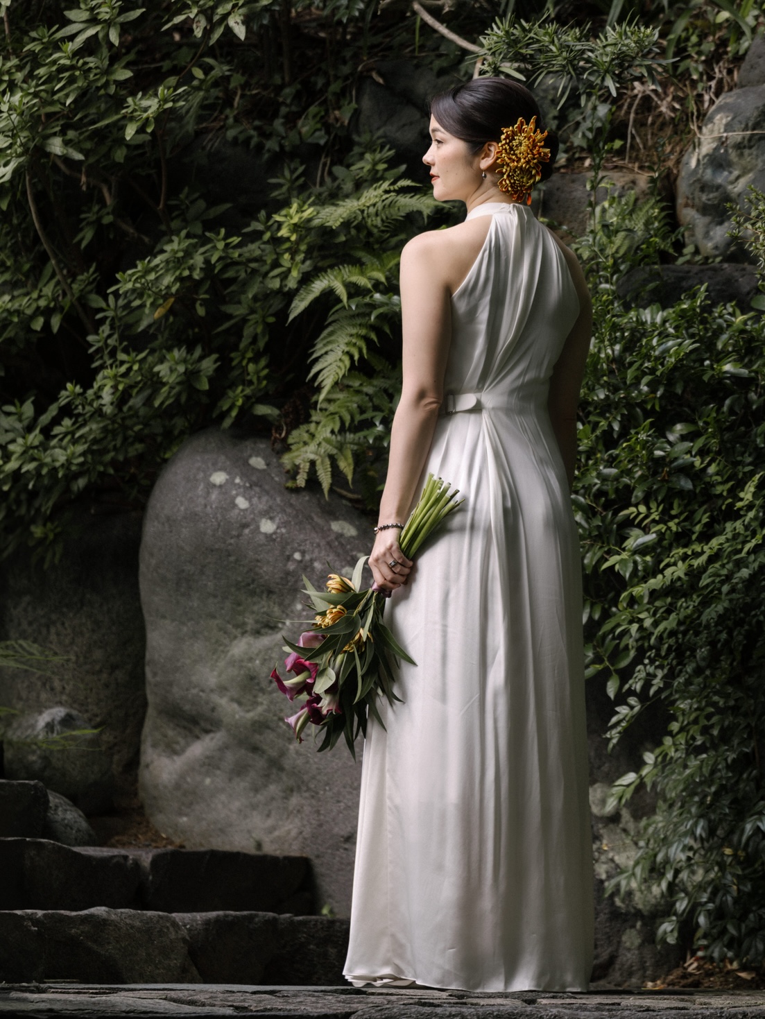 森に佇むドレス姿の新婦