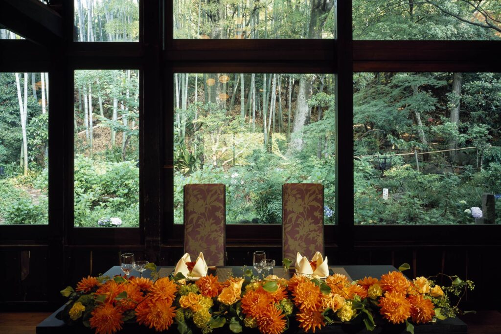 鮮やかな装花の高砂