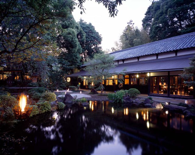 夕暮れ時の趣ある陣屋旅館