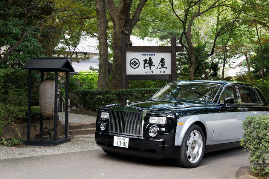 エントランスに着くロールスロイス