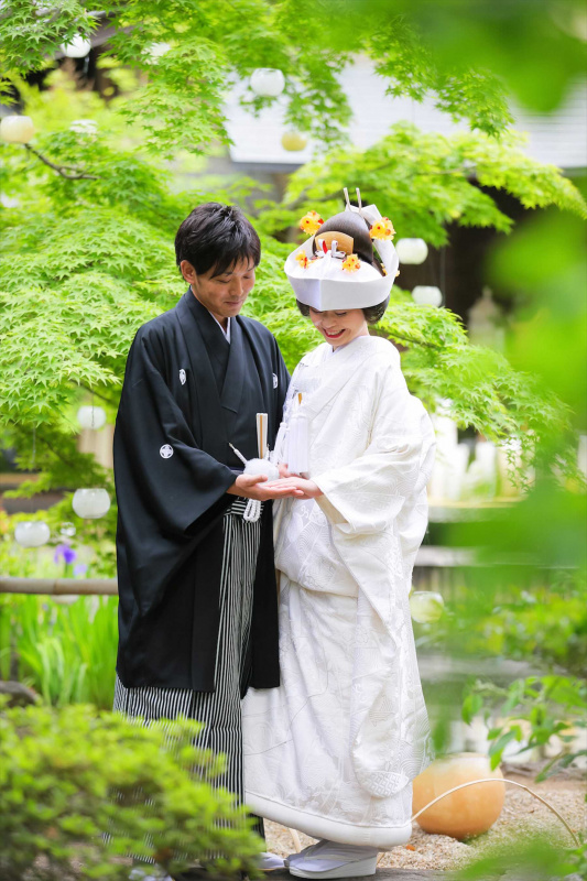 白無垢と紋付袴の新郎新婦