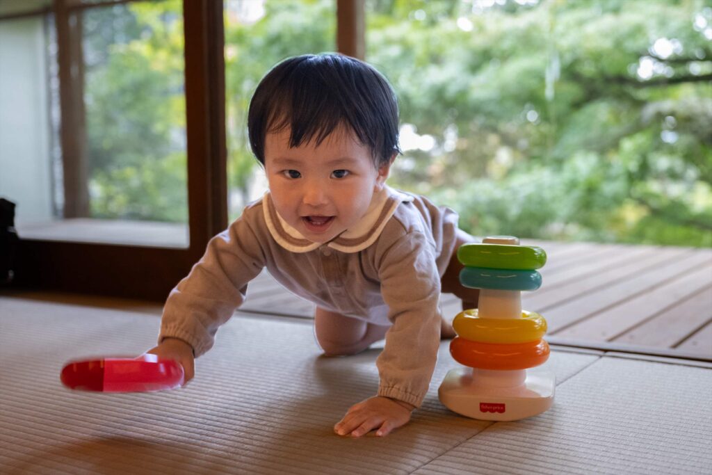 おもちゃで遊ぶ子供