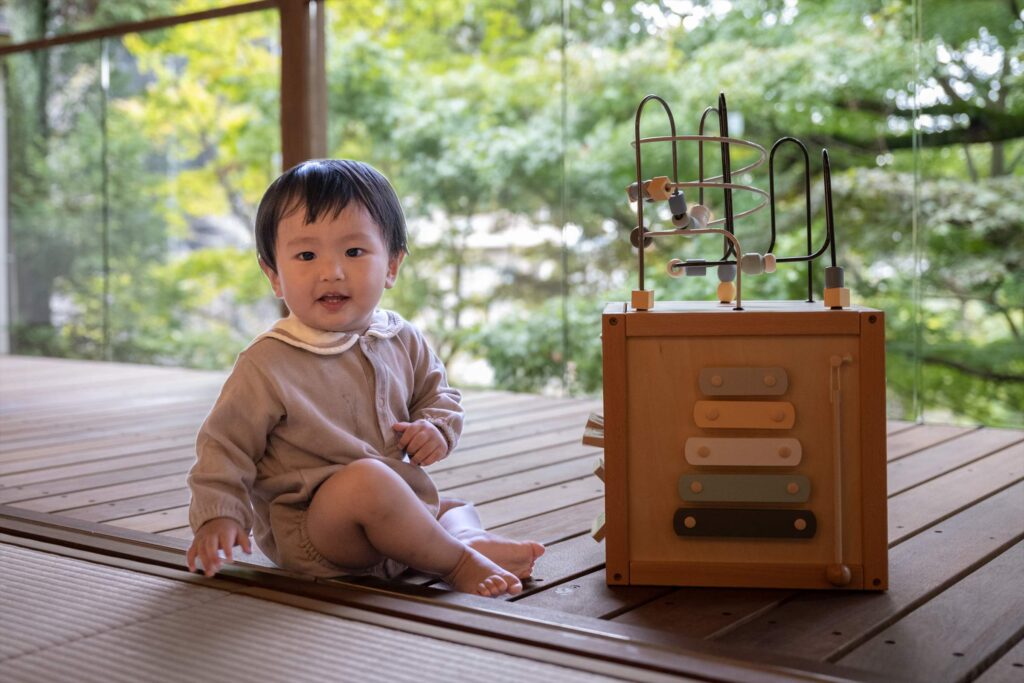 おもちゃで遊ぶ子供