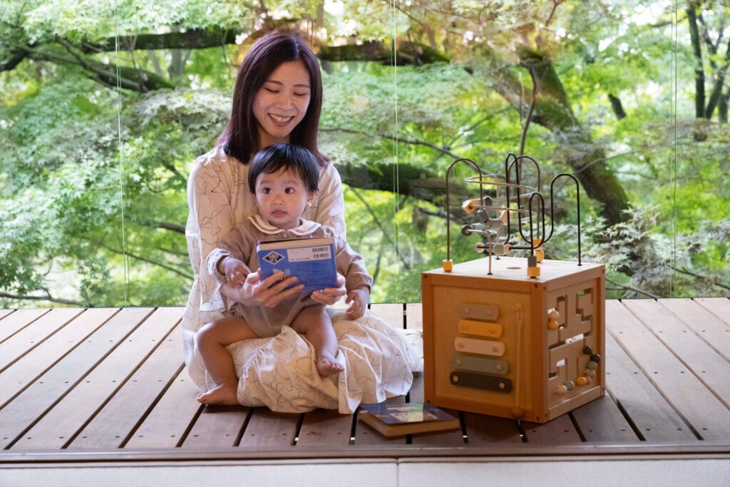 絵本を読む親子