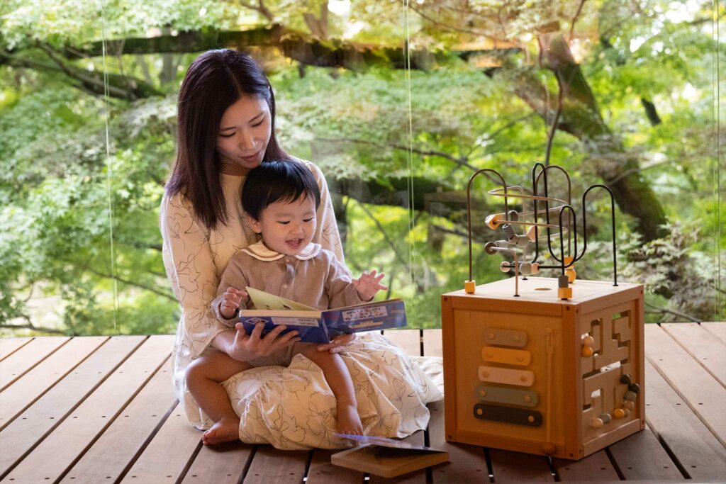 絵本を楽しむ子供