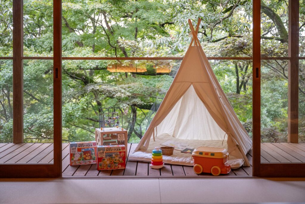 客室に設置されたキッズテントとおもちゃ