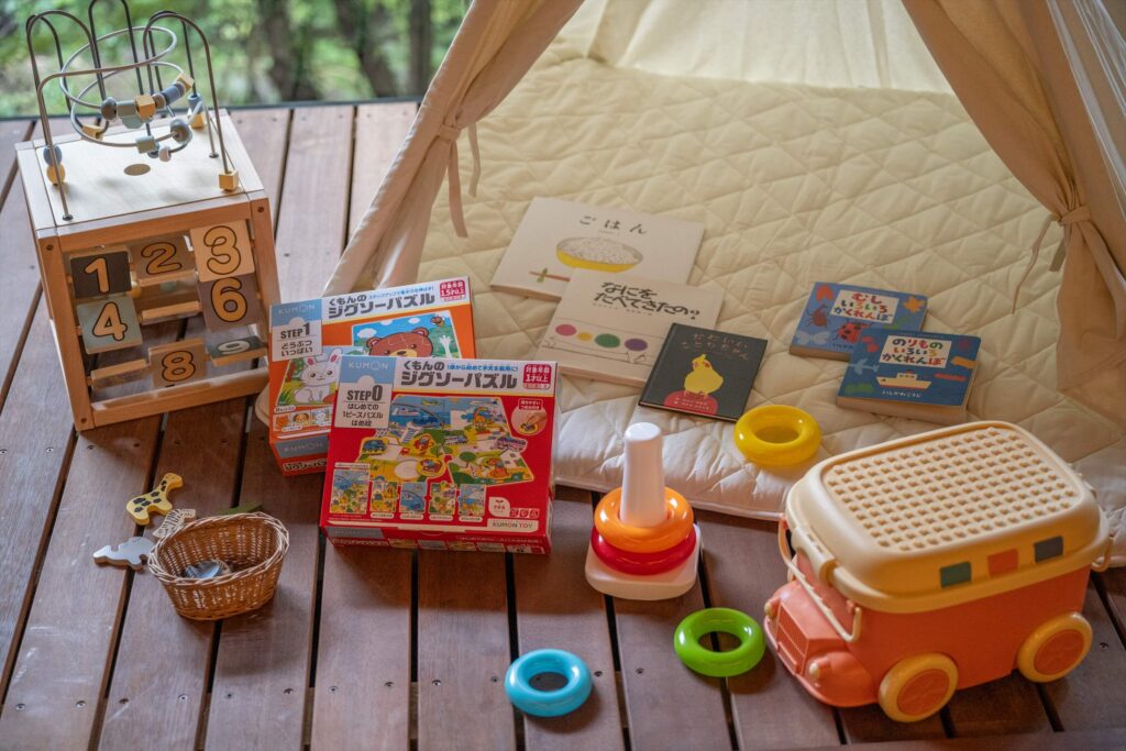 キッズテントと様々なおもちゃ