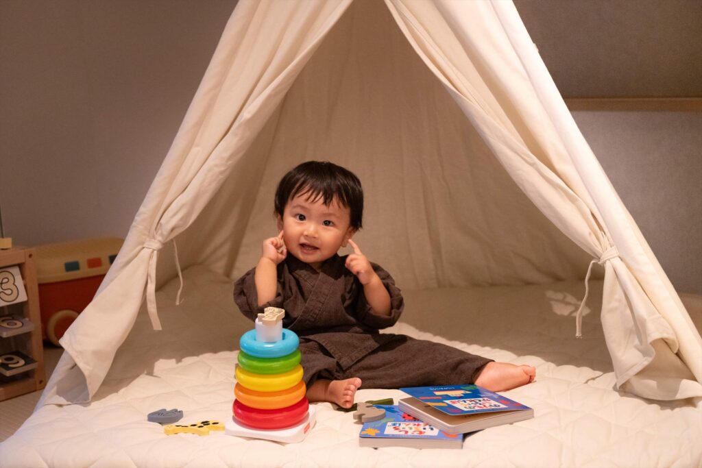 キッズテントで遊ぶ子供