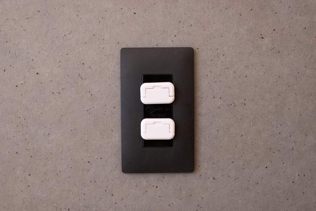 コンセントカバー