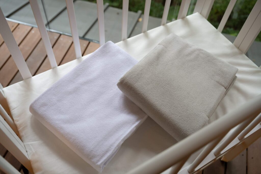 ベビーベッドとおねしょシーツ