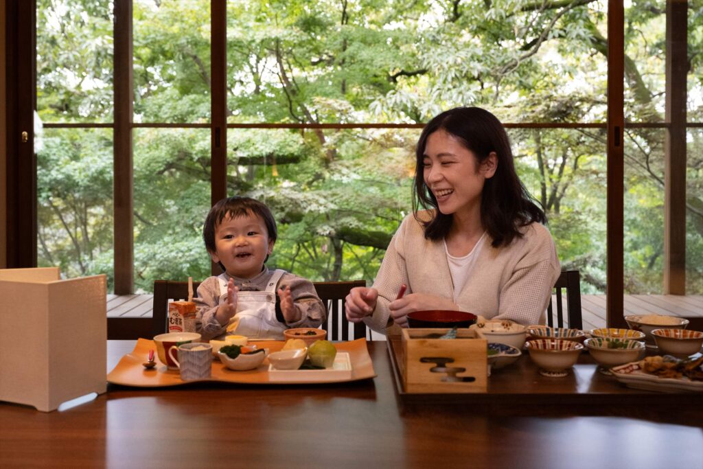 客室で朝食を楽しむ親子