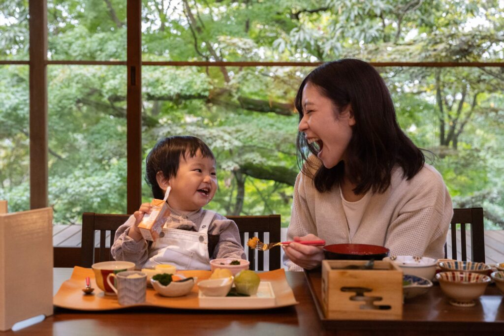 ご飯を食べて笑顔の子供