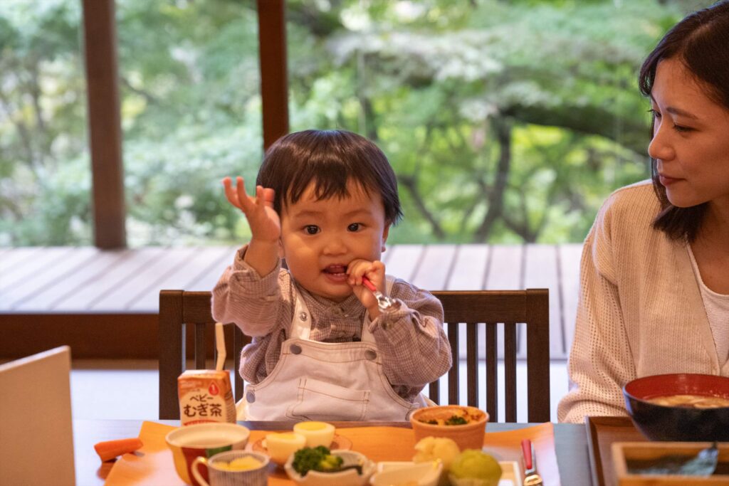 食事を楽しむ親子