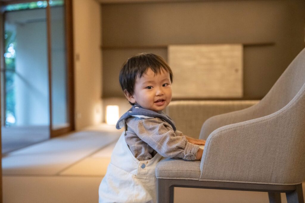 お部屋で楽しむ子供