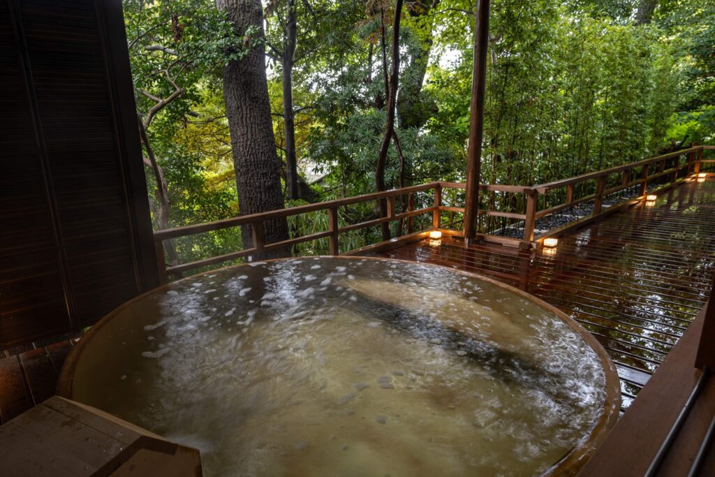 森を見渡す檜風呂