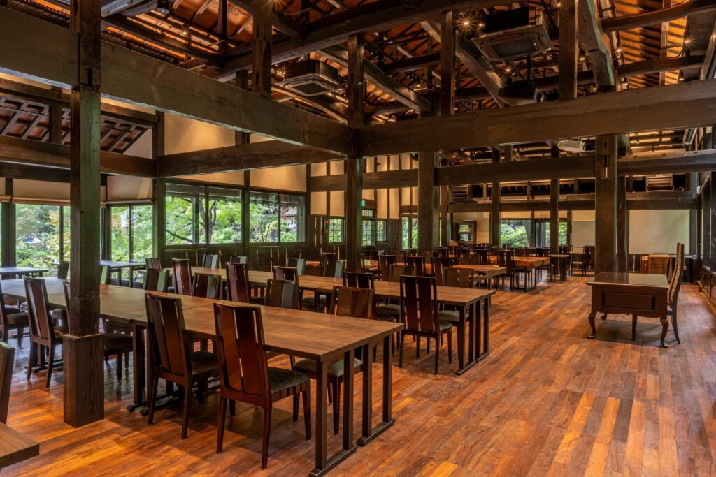 広々とした、木の温もりが溢れる会場