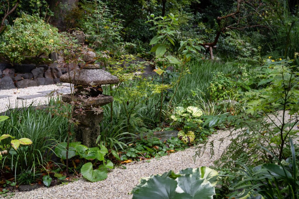 陣屋の森に佇む灯籠