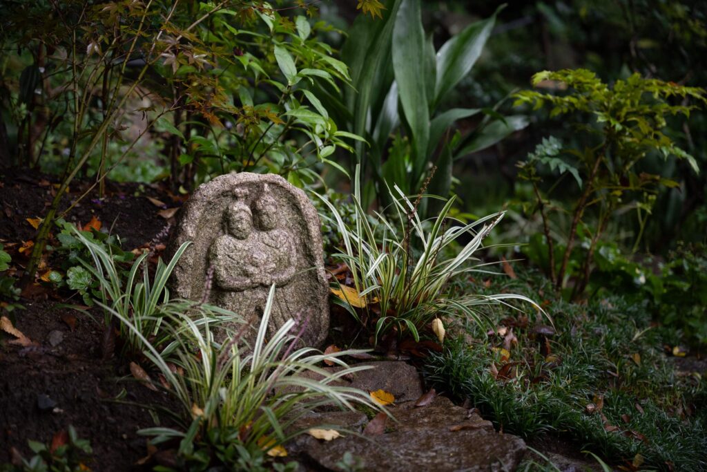 森にひっそりと佇む石像