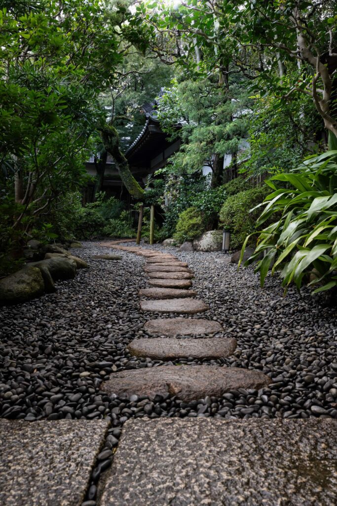 エントランスへ続く石の小道