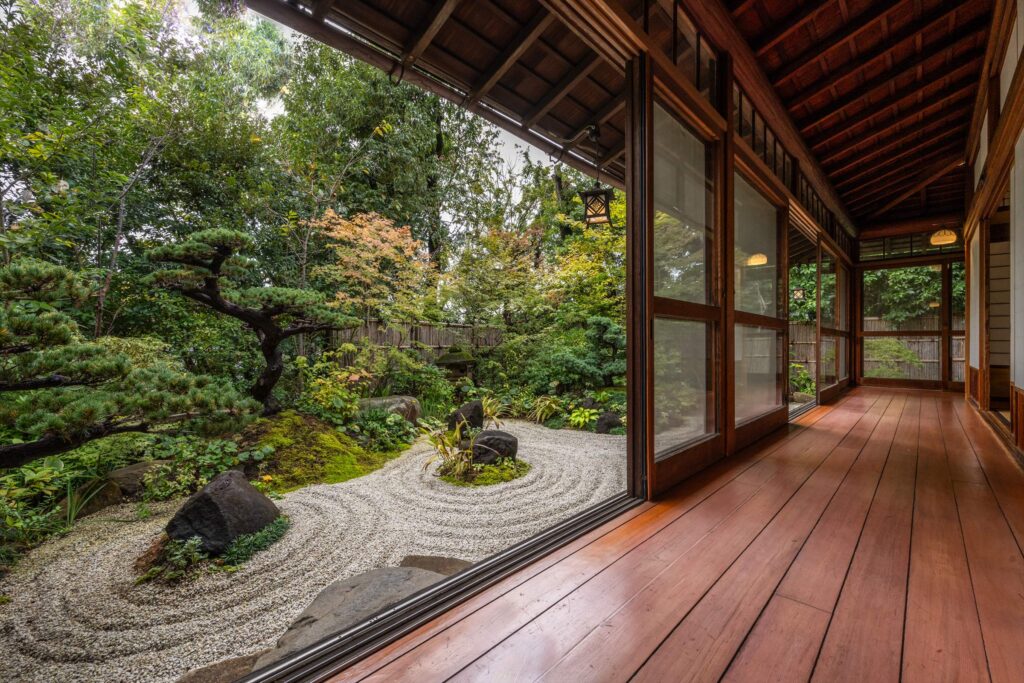 客室の広縁と本格的な日本庭園