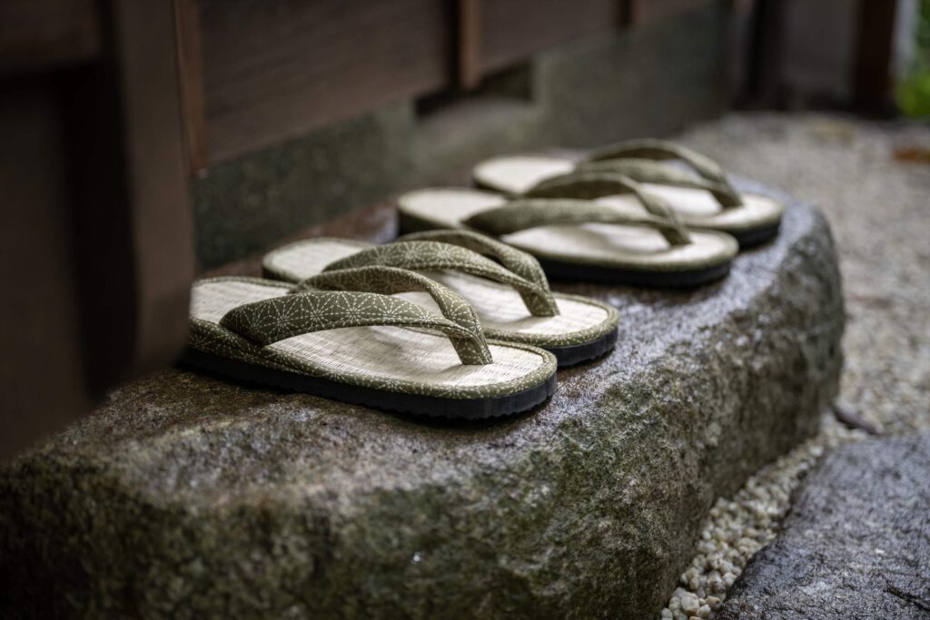 石段に揃えられた2つの草履