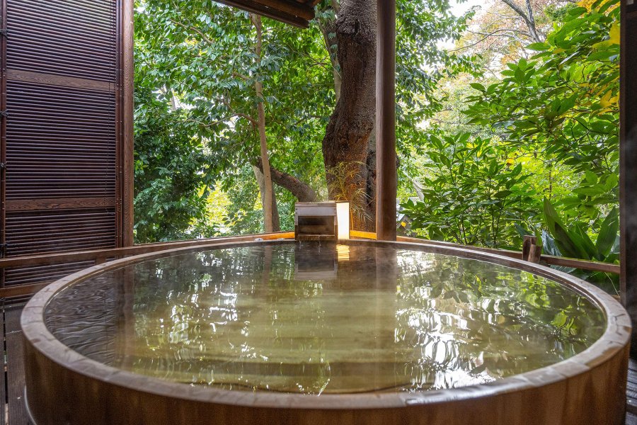 緑を望む客室の檜風呂