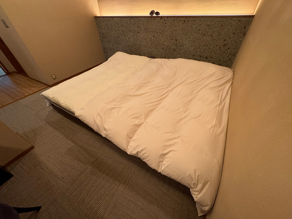 低い高さのベッド