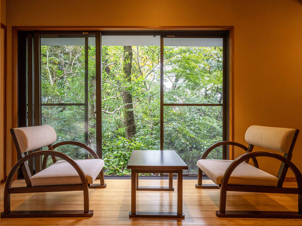 椅子やテーブルも低く設計