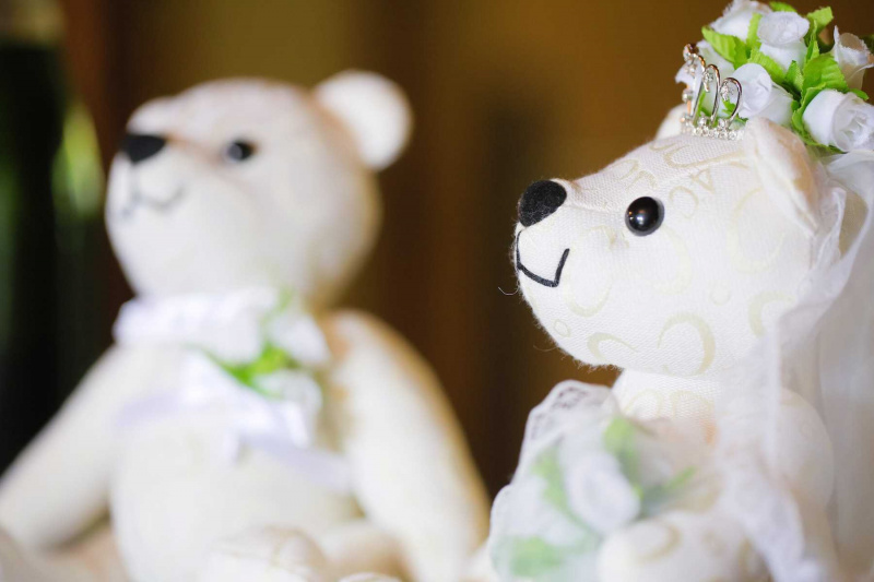 新郎新婦の衣装をきたくまのぬいぐるみ